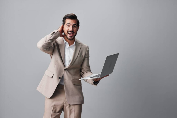 copyspace férfi boldog üzletember digitális gépelés laptop jóképű vidám internet üzlet fiatal munka felnőtt ing szabadúszó ruha számítógép vállalati férfi mosolygós - Fotó, kép