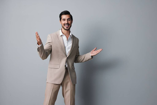 Ευτυχισμένος άνθρωπος πορτρέτο επιχειρηματίας copyspace επιχείρηση κοστούμι χέρι αυτοπεποίθηση ελκυστικό πρόσωπο γραφείο όμορφο λευκό πουκάμισο μπεζ δουλειά σέξι τύπος γυαλιά χαμογελώντας - Φωτογραφία, εικόνα