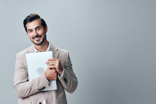 男性男性スーツインターネットプロフェッショナルハンサムシャツジョブフリーランサー技術起業家 ビジネスコピーペースポートレートスマイルラップトップ笑顔コンピュータスタイリッシュを使用して若い - 写真・画像