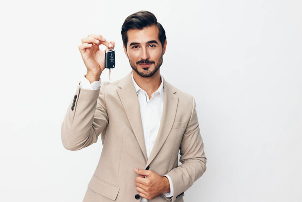 άνθρωπος πληκτρολόγιο επιχείρηση απομονωμένη χέρι επιχειρηματίας αυτοκίνητο εκμετάλλευση αγοράζουν χαρούμενος λευκό φόντο σύστημα auto κλειδί στούντιο υπηρεσία πιστωτική τύπος δίνοντας χαμόγελο - Φωτογραφία, εικόνα