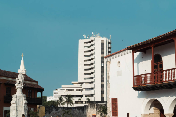 Cartagena, Bolivar, Colombia. 14 maart 2023: Colonsculptuur met blauwe lucht. - Foto, afbeelding