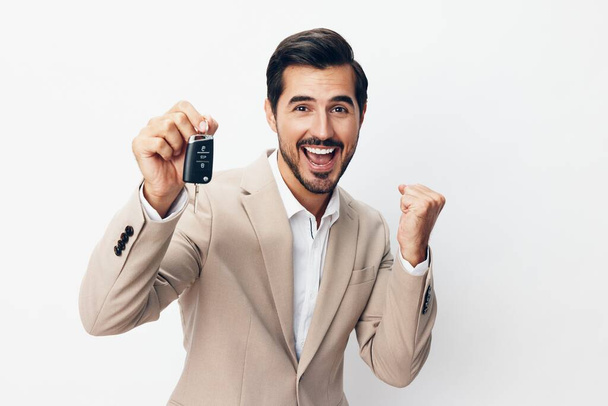 homem branco masculino segurando crédito bege comprar mão cara negócio automóvel chave serviço alarme carro fundo teclado bloqueio barba sorriso - Foto, Imagem