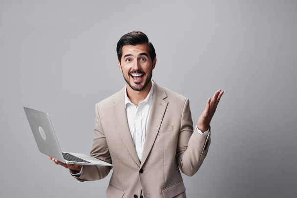 hombre traje blanco copyspace elegante corporativo profesional ordenador portátil trabajo freelancer camisa oficina escribiendo feliz internet negocio sonriente barba tecnología - Foto, Imagen