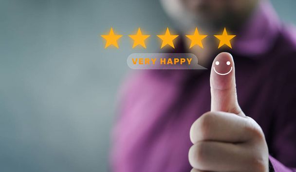 Рука з великим пальцем вгору позитивні емоції усміхнене обличчя значок і п'ять зірок з копіювальним простором. Емоційні усміхнені обличчя демонструють відмінне задоволення. рейтинг дуже вражений. Концепція обслуговування клієнтів та задоволення
 - Фото, зображення
