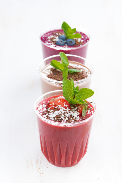 Strawberry, blueberry and chocolate milkshakes in glasses - Foto, afbeelding