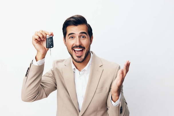 Мужская система покупки макет авторучной держа бежевый мужчина сигнализации улыбка автомобиля купить клавиатуру новый ключевой кредитный бизнес транспорт электронный - Фото, изображение
