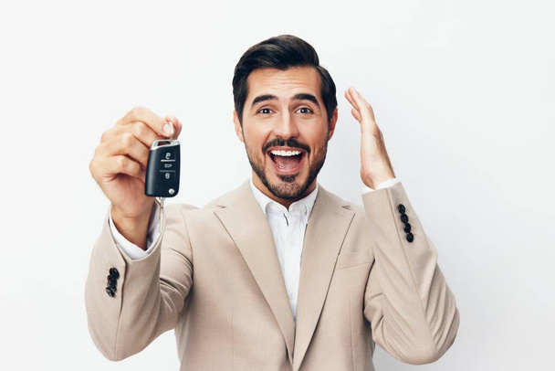 mężczyzna serwis kupić zamek biały alarm gospodarstwa klucz szczęśliwy samochód ręka elektroniczny zakup bezpieczeństwa izolowane beżowy zamek tło auto biznes uśmiech - Zdjęcie, obraz