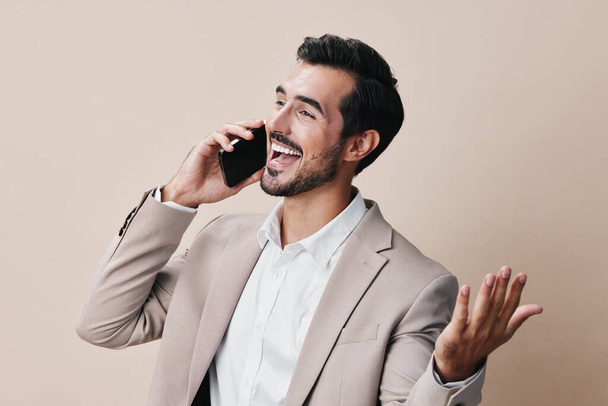 білий чоловік копія простору виклик посмішки костюм фон портрет чоловічий мобільний телефон красивий смартфон торгова людина бізнес мобільний щасливий онлайн-спілкування - Фото, зображення