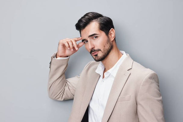 όμορφος άνδρας πορτρέτο γυαλί επίσημη απασχόληση ευτυχισμένη επιχείρηση αρσενικό γραβάτα στέκεται εταιρική επιτυχημένη copyspace επιχειρηματίας δουλειά λευκό ελκυστικό χαμογελαστό κοστούμι μπεζ - Φωτογραφία, εικόνα
