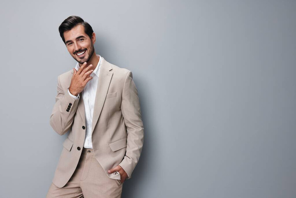 mies toimisto liikemies tyylikäs seksikäs ammatti beige studio hymyilevä paita komea poseeraa muotokuva liiketoiminnan onnellinen tie taitettu copyspace malli puku - Valokuva, kuva