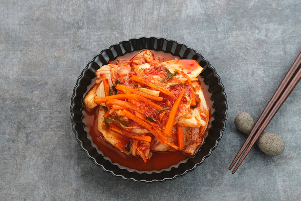 Kimchi oder Kimci, ein traditionelles koreanisches Gericht, eingelegtes fermentiertes Gemüse mit würziger Würze - Foto, Bild