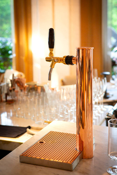 Beer taps on counters in hotels - Foto, afbeelding