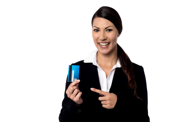 Businesswoman showing her credit card - Zdjęcie, obraz