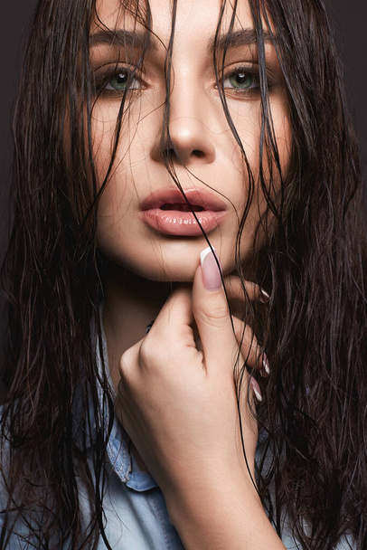 Портрет молодой мокрой красивой женщины. Красивая девушка с мокрыми волосами - Фото, изображение