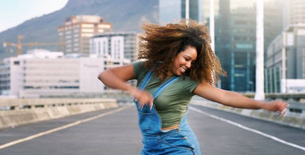 Taniec, szczęście i kobieta na ulicy miasta dla hip-hopu, wolności i talentu. Uśmiech, podekscytowana energia i młoda tańcząca dziewczyna na miejskiej drodze z kreatywnością, działaniem i szczęściem z ruchem. - Zdjęcie, obraz