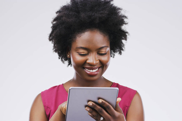 Посмішка, таблетка і чорна жінка у студії ізольовані на макеті білого фону. Щаслива, технологія та африканська жінка з сенсорним екраном для електронної пошти, веб-сувій або перегляду онлайн соціальних медіа - Фото, зображення