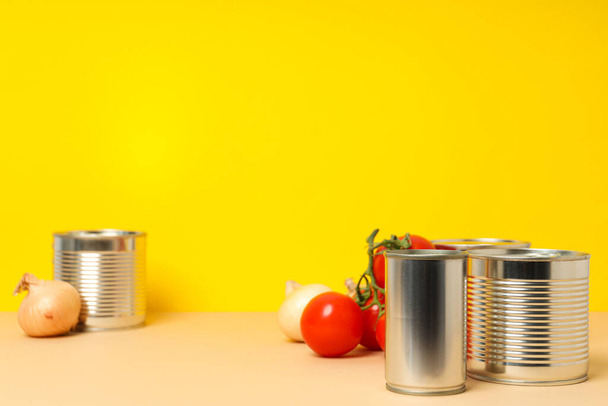 Aliments en conserve dans des bocaux métalliques vierges, concept d'aliments en conserve - Photo, image