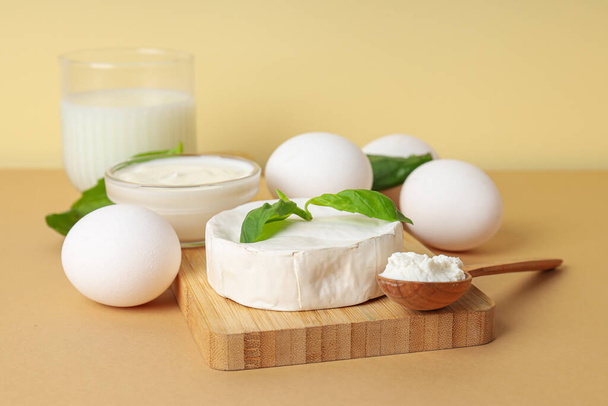 Концепция вкусной пищи - различные молочные продукты - Фото, изображение