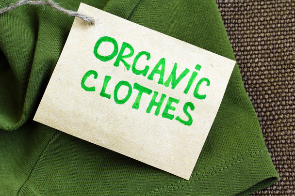 grünes Hemd aus natürlichen Stoffen mit Bio-Kleidungslabel - Foto, Bild