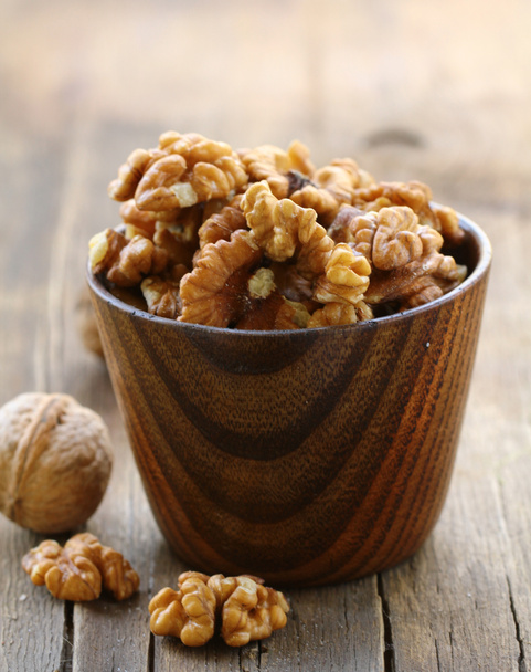 Натуральные органические орехи на деревянном столе
 - Фото, изображение