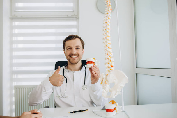Retrato de fisioterapeuta médica masculina en su lugar de trabajo en el hospital - Foto, Imagen