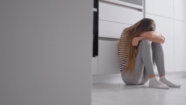 Stato depressivo in una donna durante il ciclo mestruale. Dolore addominale, affaticamento, emicrania. - Filmati, video