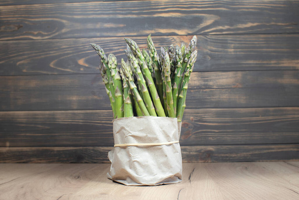 Bouquet frais vert d'asperges sur fond de bois. Alimentation saine. Alimentation végétarienne. - Photo, image