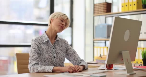Geschäftsfrau entspannt und streckt Hals bei der Arbeit im Büro. Büro-Aufwärmen und Nackengymnastik - Filmmaterial, Video