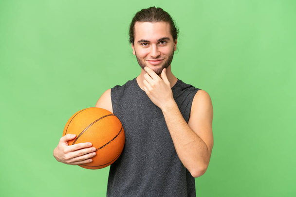 Junger Basketballspieler über isoliertes Hintergrunddenken - Foto, Bild