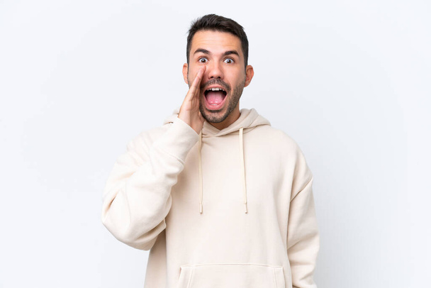 Νεαρός καυκάσιος άνδρας απομονωμένος σε λευκό φόντο φωνάζοντας με ανοιχτό το στόμα - Φωτογραφία, εικόνα