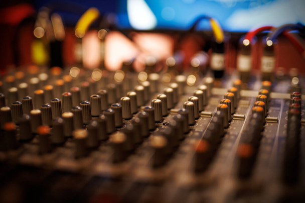Curseurs et boutons sur une console de mixage audio - Photo, image