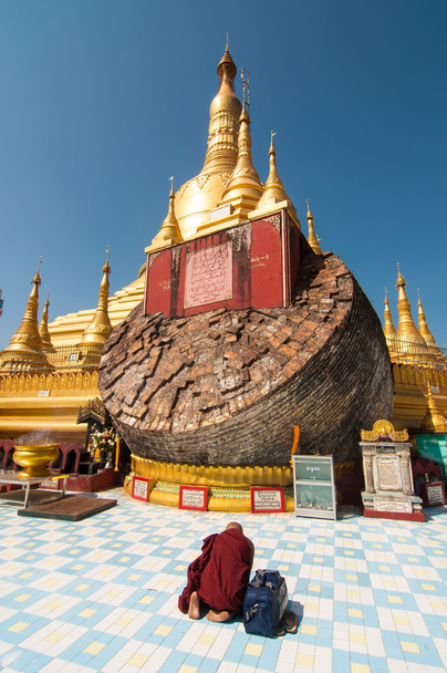 Bago, Myanmar-21 de febrero de 2014: Shwemawdaw pagoda
 - Foto, imagen