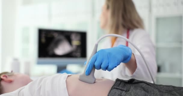 Çocuk doktorunun ultrason muayenesi klinikteki kızın karnını tarıyor. Çocuk nedenleri, teşhisi ve tedavisinde karın ağrısı - Video, Çekim