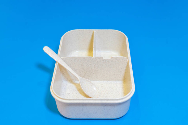 De White Lunch Box met bruine deksel en drie compartimenten is een stijlvolle en praktische oplossing voor voedselopslag. - Foto, afbeelding