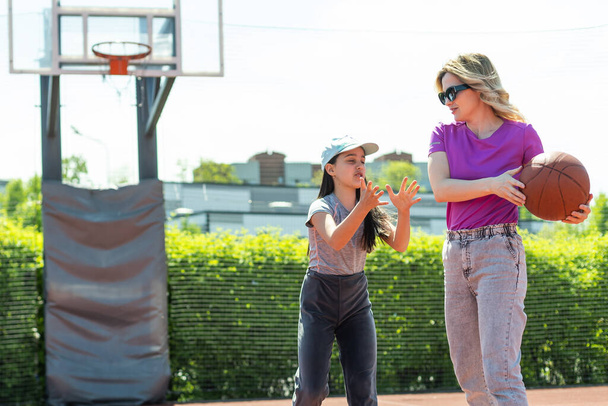 Mother and daughter playing basketball - Fotó, kép