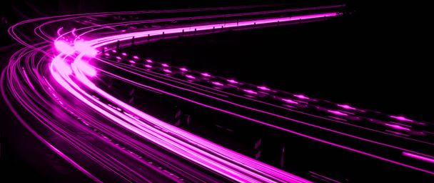 黒い背景の車のライトの紫色の線 - 写真・画像