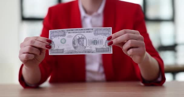 Eine Million-Dollar-Schein in der Hand. Finanzielle Gewinne und Lotteriegewinne - Filmmaterial, Video