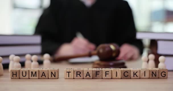 Emberkereskedelem és bíráskodás a tárgyalóteremben. Az emberkereskedelem rabszolgakereskedelme és elterjedtsége a világban - Felvétel, videó
