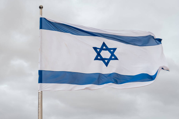 Bandera Israelí. Día nublado - Foto, Imagen