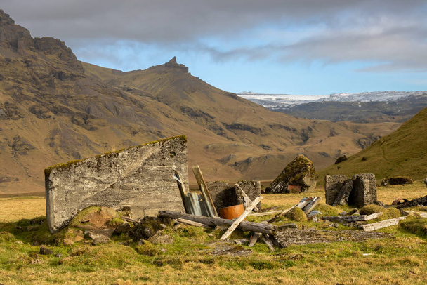 Κίτρινο-πράσινο χρώμα του χόρτου και των βρύων, καλύπτοντας όλο το έδαφος και το βουνό. Συννεφιασμένος ουρανός το φθινόπωρο. Νότια από το νησί του Ατλαντικού Ωκεανού, κοντά στο Kvernufoss, Νότια Ισλανδία. - Φωτογραφία, εικόνα