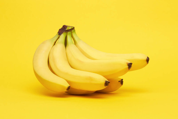 Bananen op een gele achtergrond - Foto, afbeelding