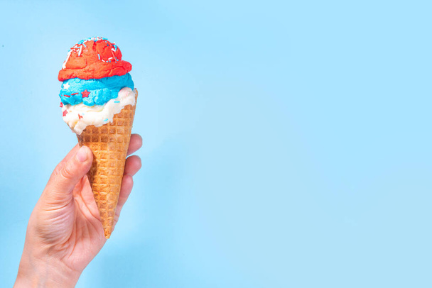 Punainen, valkoinen ja sininen jäätelö pallot. Isänmaallinen USA tikkarit jäätelöä heinäkuu 4 osapuolen tai bbq piknik, maukas kesä jälkiruoka hedelmiä marja makuja, vohveli käpyjä - Valokuva, kuva