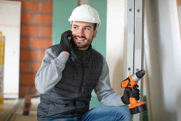 foreman making a call whilst on site - Zdjęcie, obraz