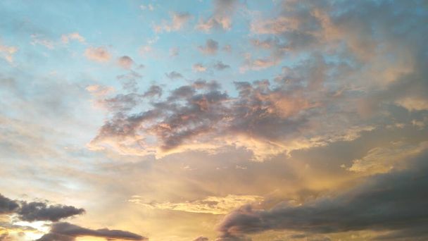 Vue panoramique du lever ou du coucher du soleil avec des nuages doux et colorés et une vue sur le paysage - Photo, image