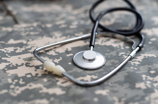 lähikuva lääkäreistä stetoskooppi makaa vanha sotilaallinen naamiointi tausta. - Valokuva, kuva
