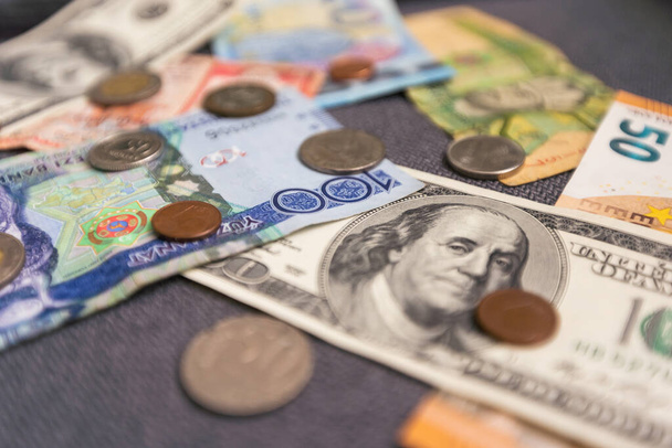 Farklı banknotlar, dolar, avro, ruble ve diğer para birimlerinin geçmişi. Ekonomik kriz kavramı ve tasarruf. - Fotoğraf, Görsel