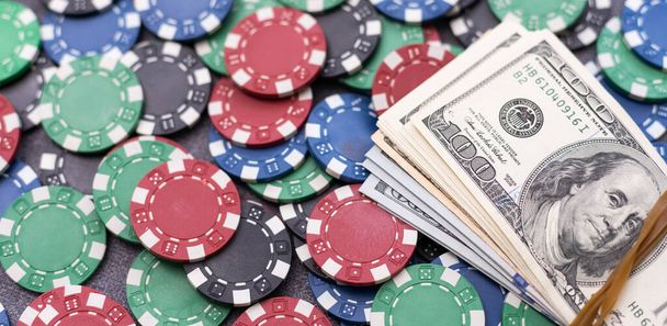 Pokerchips und Dollarscheine auf dem Casino-Tisch. Glücksspiel. Poker als Spiel der Profis. Verantwortung für Spiele - Foto, Bild