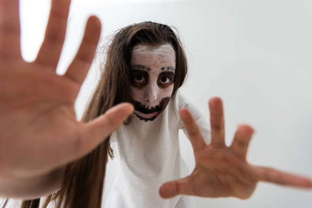 retrato de adolescente con maquillaje de cráneo en la cara - Foto, Imagen