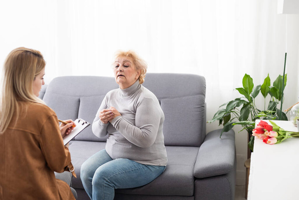 Avó excitada conversando com um psicólogo sobre a vida positiva do aposentado
. - Foto, Imagem