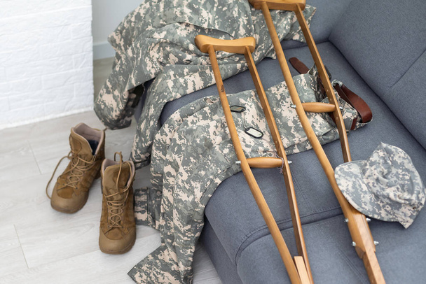 katonai egyenruha mankóval álcázva - Fotó, kép